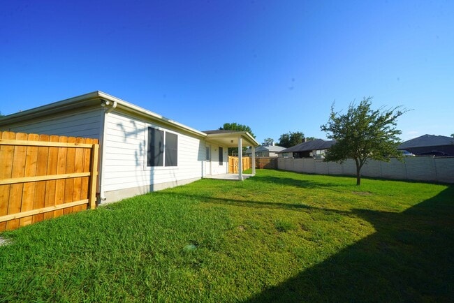 Building Photo - Immaculately upgraded and maintained home now available in Cibolo! Realtor Commission: $550