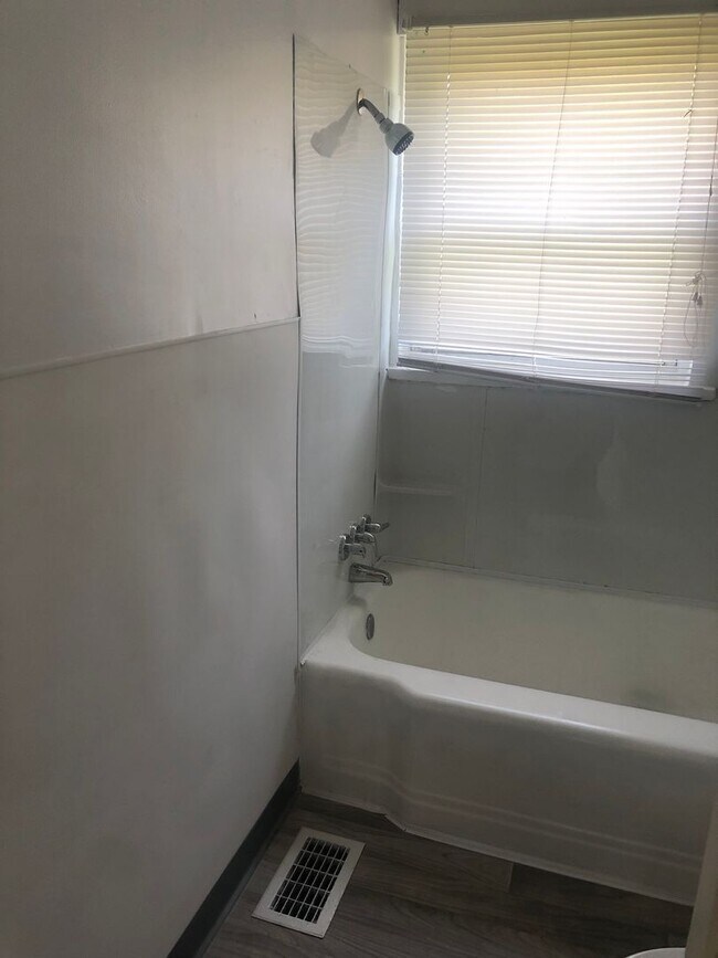 Building Photo - 1 Bedroom Newly renovated garden style apartments available for rent