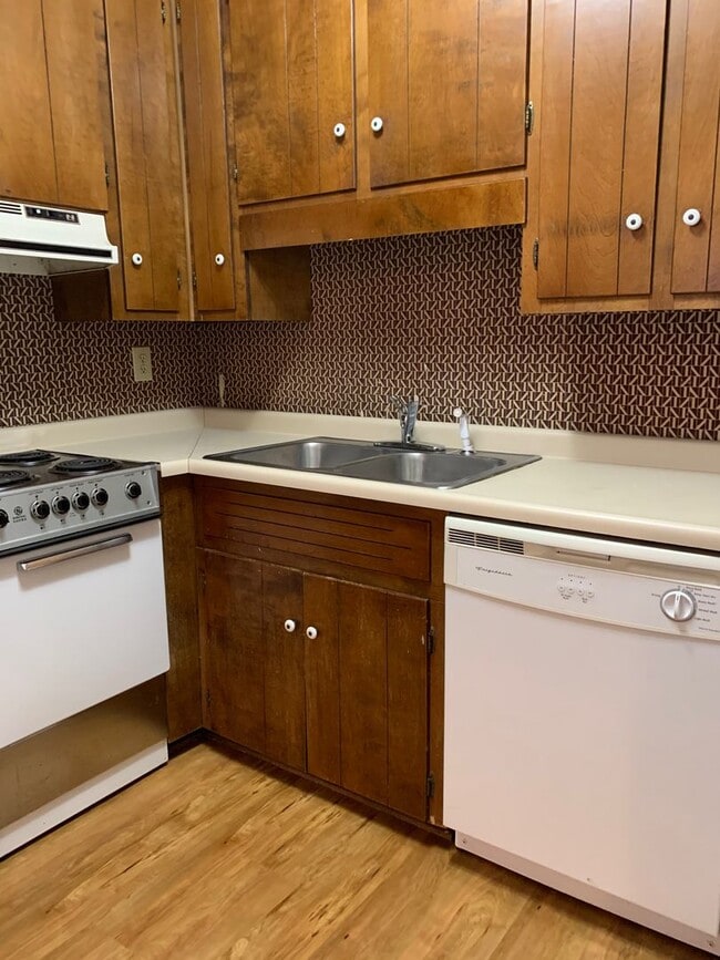 Building Photo - 1 Bedroom condo- Steps away from UGA! Available early August 2026