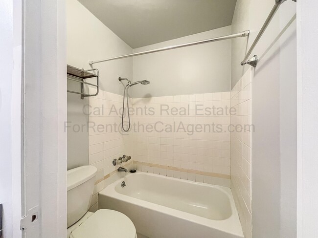 Building Photo - 425 Orange St