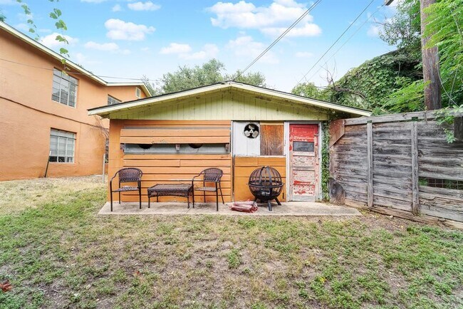 Building Photo - 1401 Ashwood Rd