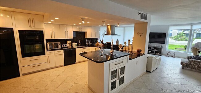 Building Photo - 2575 S Ocean Blvd
