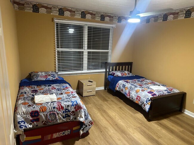 Building Photo - 4611 Court Yard Dr