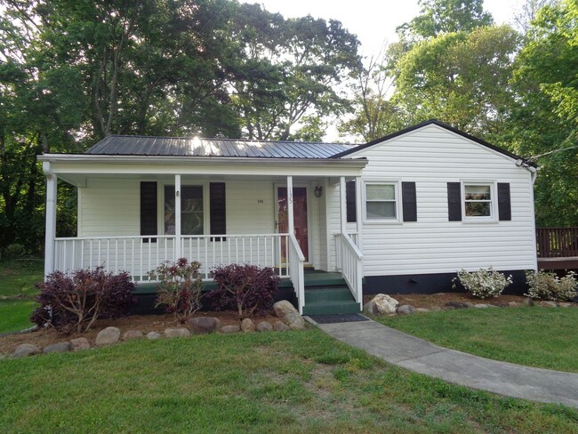 Primary Photo - 2-bedroom House off Country Club (interior...
