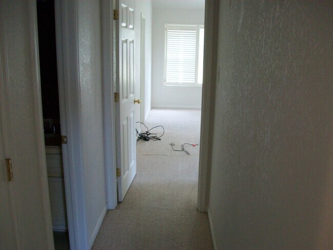 Building Photo - 601 Llama Tr