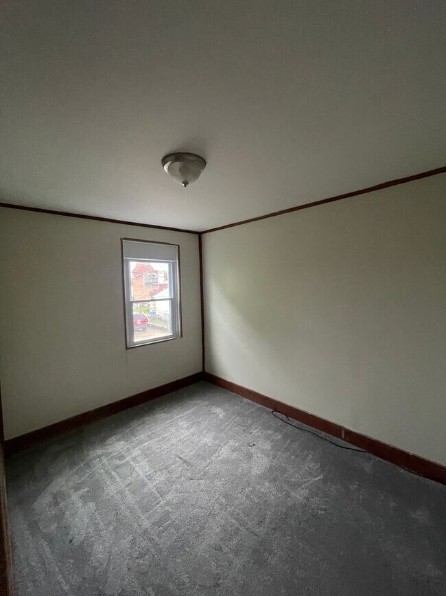 Building Photo - Available July 1st! 3 Bed 1.5 Single Family Home!