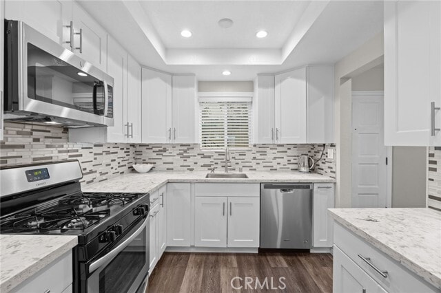 Building Photo - 545 E Cypress Ave