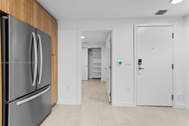 Building Photo - 2150 N Bayshore Dr