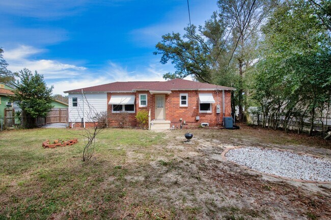 Building Photo - 303 SE Gilliland Rd