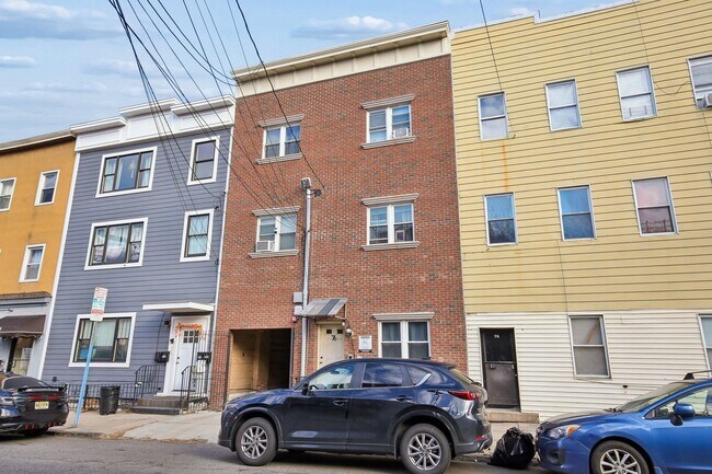 Building Photo - 76 Hutton St