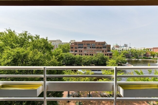 Building Photo - 10 Canal Park
