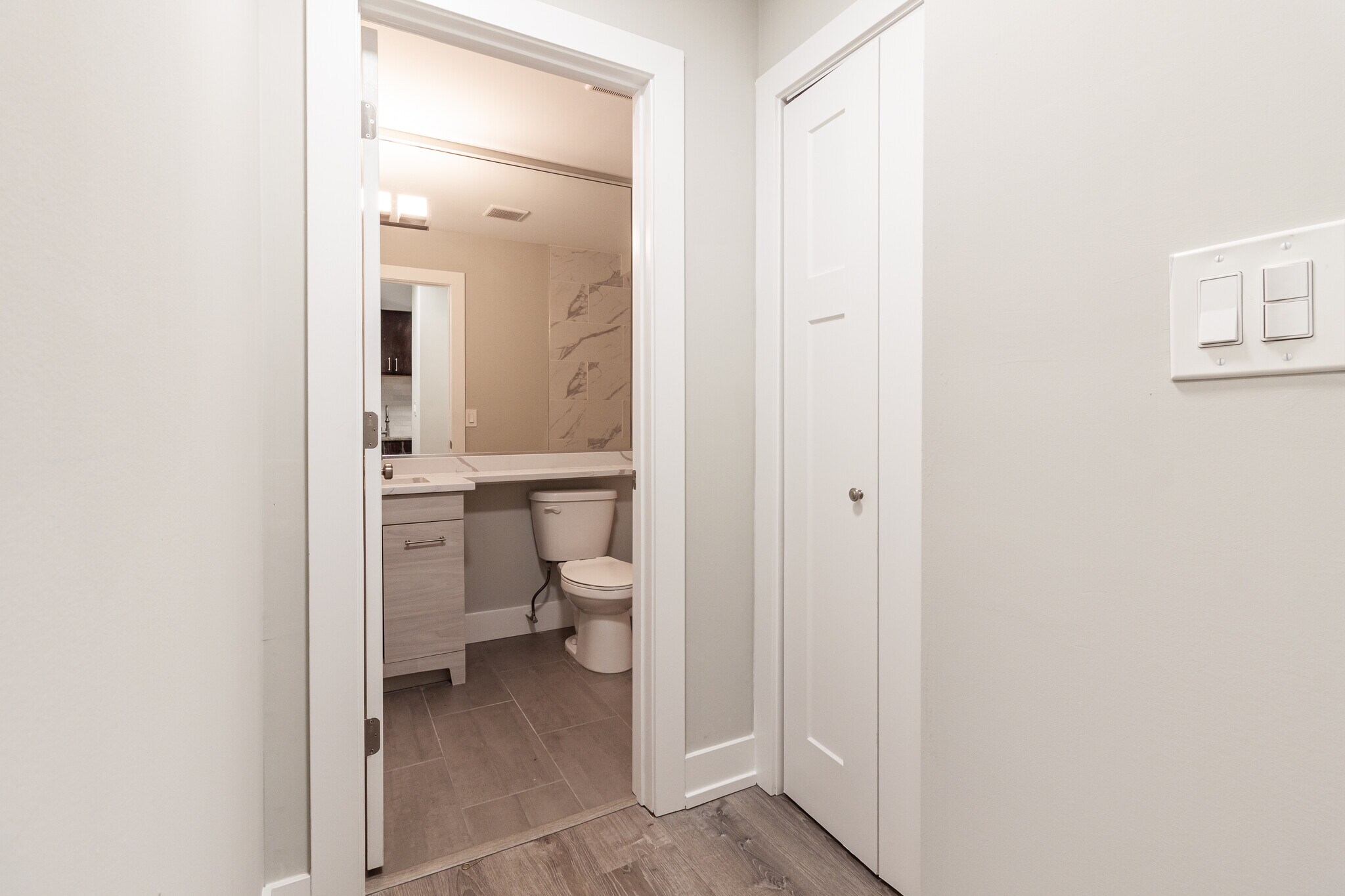 Building Photo - 454 W Barry Ave