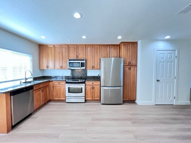 Building Photo - Updated and Move-In Ready 3BD/2BA, Single-...