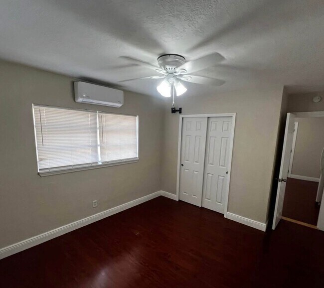Building Photo - 4024 Meadowbrook Ave