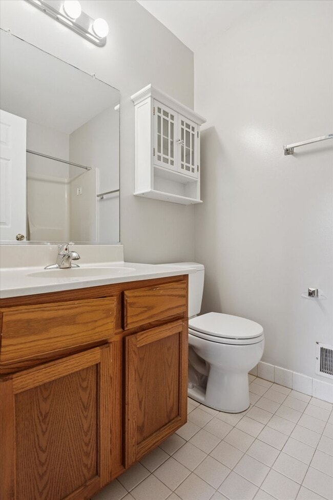 Building Photo - Freshly Updated 3B/2.5B Townhome with Walk...
