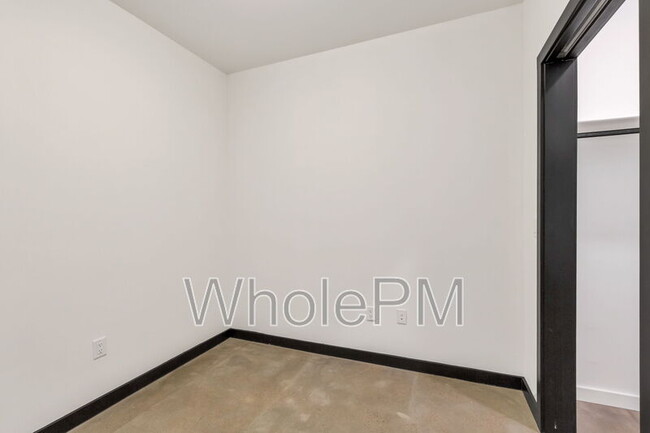 Building Photo - 1601 Park Ave