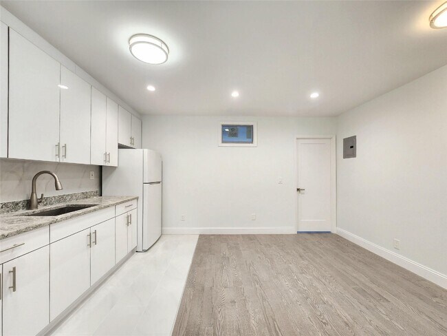 Building Photo - 76-12 Woodside Ave