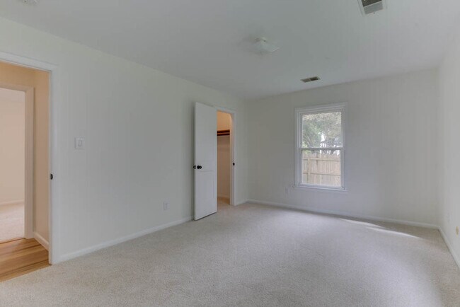 Building Photo - 2637 N Elizabeth Harbor Dr