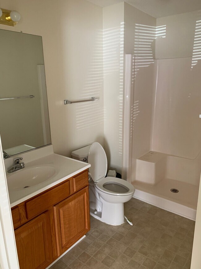 Building Photo - BEAUTIFUL 2 BED/ 2 BATH CONDO AVAILABLE NOW