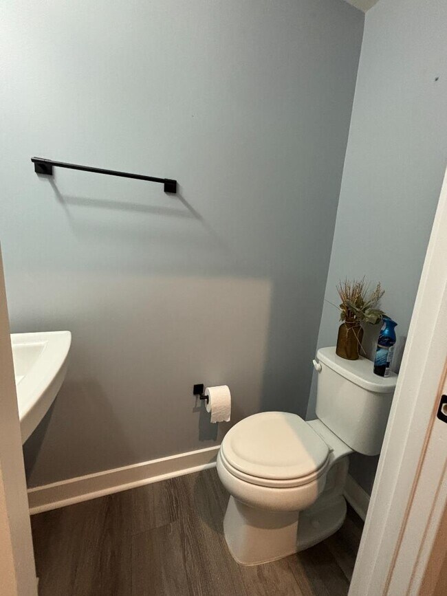 Building Photo - 300 Golan Cir