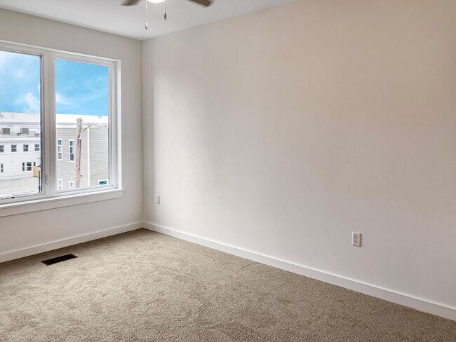 Building Photo - Gorgeous 3 Bed, 2 Bathroom in Manchester A...