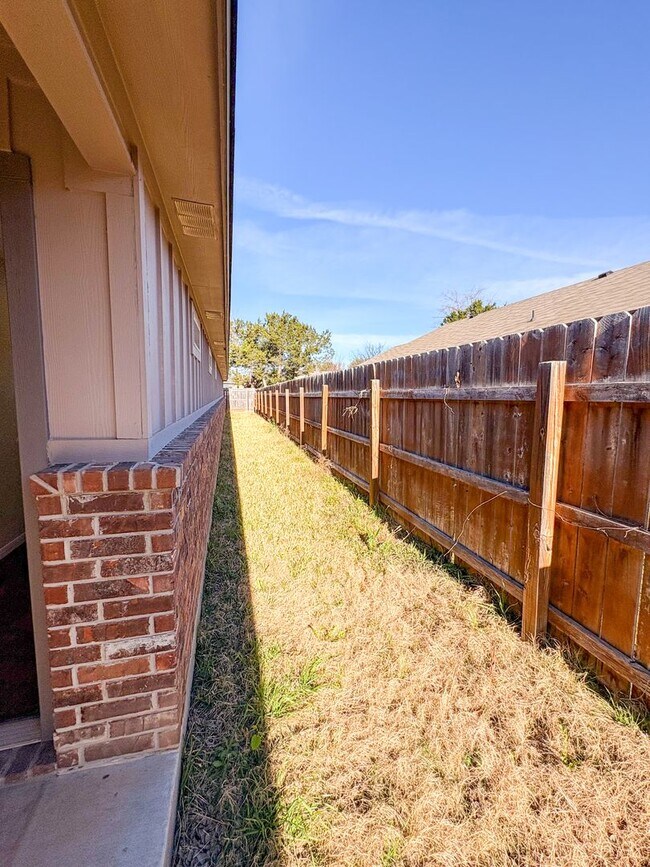 Building Photo - 1909 Chiricahua Trce