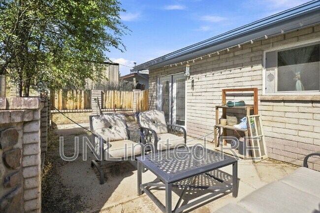 Building Photo - 1811 N Meadow Lark Dr