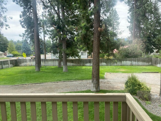 Building Photo - Move-in special!  One month free rent! 2-bedroom 1 bath Great Spokane Valley Location-New carpet ...