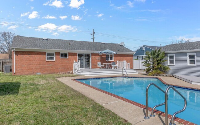 Building Photo - For Rent. 4 Bedrooms