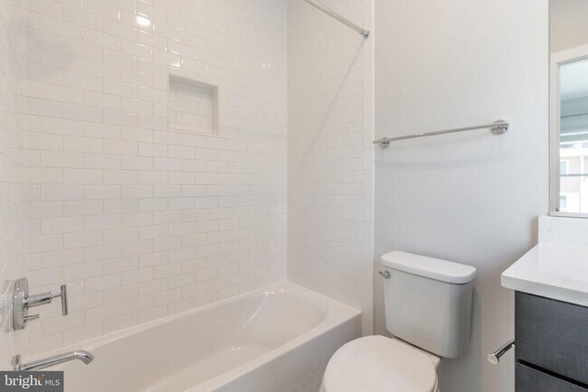 Building Photo - 1527 16th Rd N