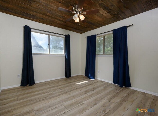 Building Photo - 625 Creek Dr