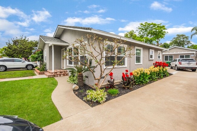 Building Photo - 4/Bed, 4/Bath Home with Parking, Washer/ Dryer and Spa, Close to Chapman University/ Orange Circle