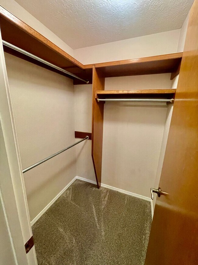 Building Photo - 1233 E Ogorman Ct