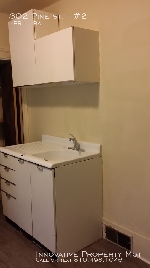 Building Photo - 302 Pine St