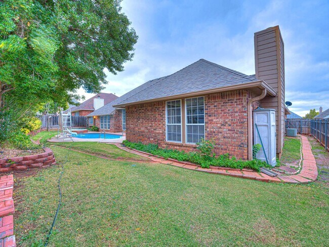 Building Photo - 4 Bedrooms - 3 Bathrooms - 3 Car Garage - ...