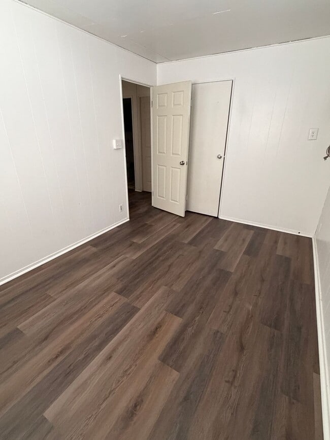 Building Photo - Cozy Three Bedroom/One Bath Home w/Fenced Back Yard