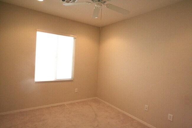 Building Photo - 2 bed w/den, 2 bath, 2 car single story house