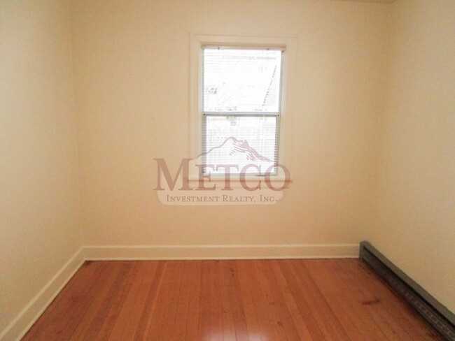 Building Photo - Fantastic 4 bedroom close to U of O