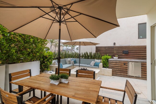Building Photo - Contemporary luxury in a prime beachside l...