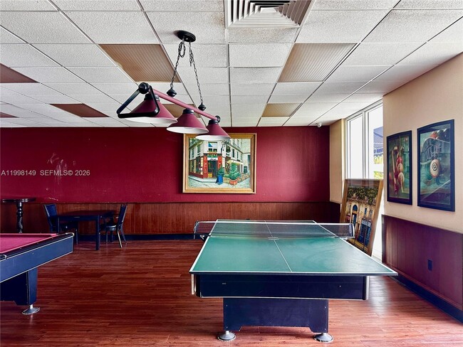 Building Photo - 500 Bayview Dr