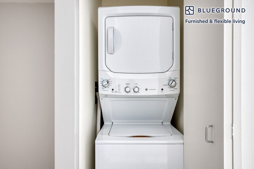 Building Photo - 210 N Wells St