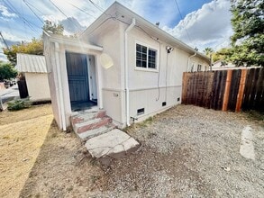 Building Photo - Cute Studio Home available NOW