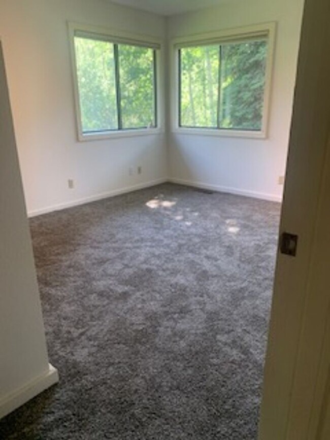 Building Photo - Beautiful 4 Bedroom 2.5 Bath home in Sun Valley
