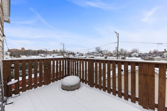 Building Photo - 5910 W Roscoe St