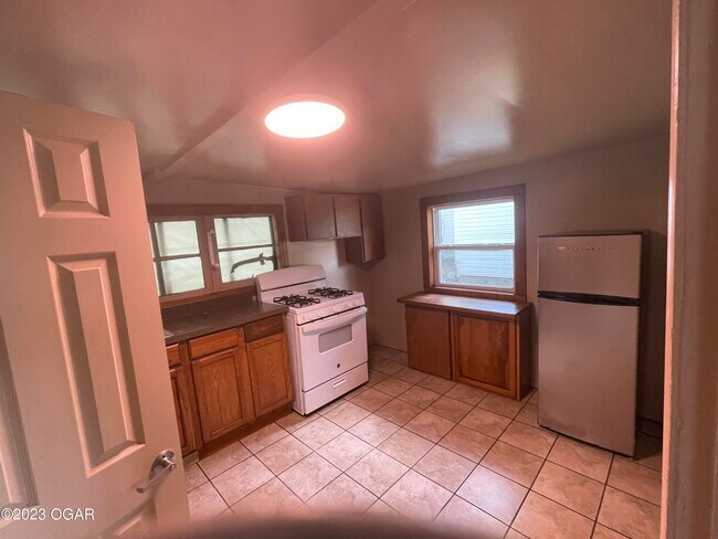 Building Photo - 1801.5 E Broadway St