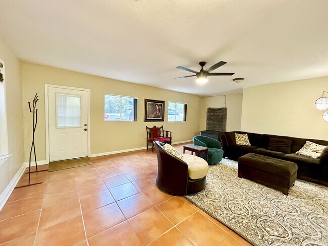 Building Photo - 9417 Aqua Dr