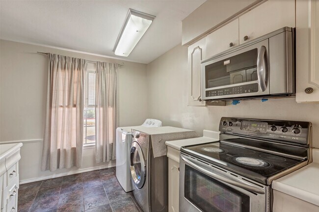 Building Photo - 7600 Burgoyne Rd