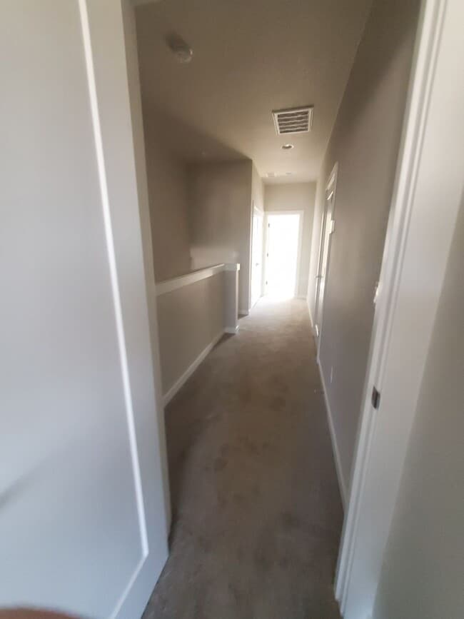 Building Photo - 3 Bedroom 3 Bath Townhouse 1st floor bed/bath