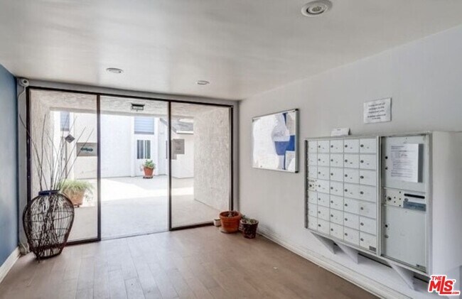 Building Photo - 5252 Coldwater Canyon Ave