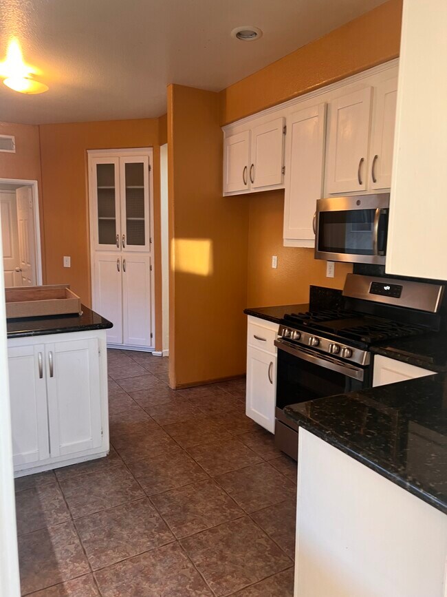 Building Photo - 556 Almonte Pl